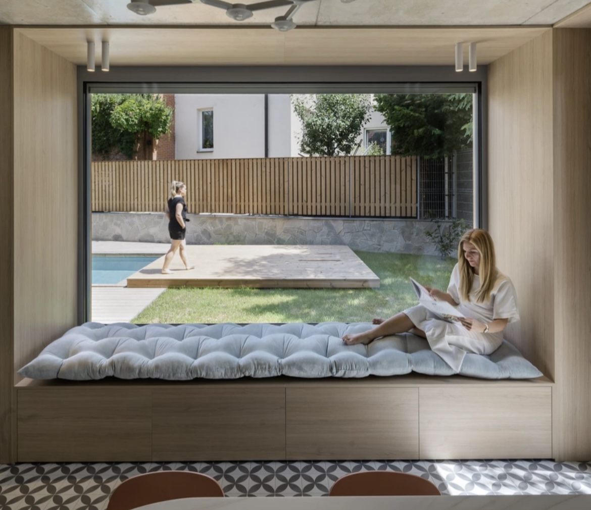 designový prošívaný polstr do sedacího okna